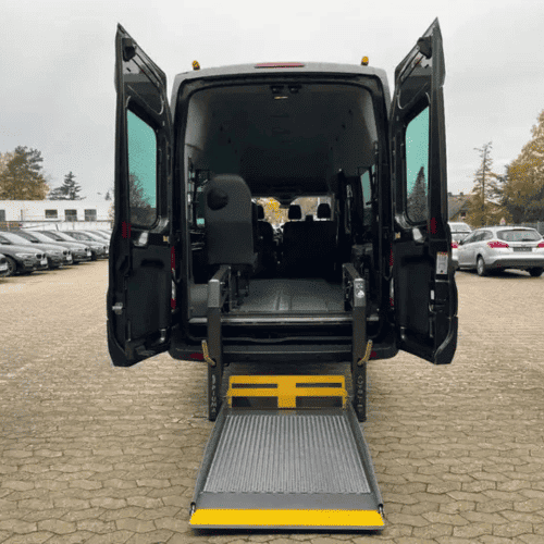Elektrische Rollstuhlrampe an einem GBK-Krankenfahrten Fahrzeug – ermöglicht barrierefreien Zugang und sicheren Transport.