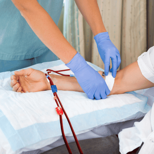 Eine Dialysepatientin während ihrer Behandlung – GBK-Krankenfahrten unterstützt sichere medizinische Fahrten.