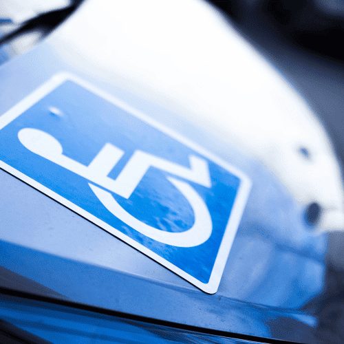 GBK-Krankenfahrten Fahrzeug mit deutlich sichtbarem Rollstuhlsymbol – Kennzeichnung für barrierefreien Transport und Behindertenparkplätze.